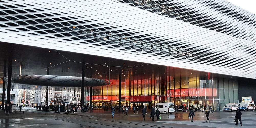 Selbstbewusst und hochmodern präsentiert sich in Basel die futuristisch anmutende Messehalle 1 Süd